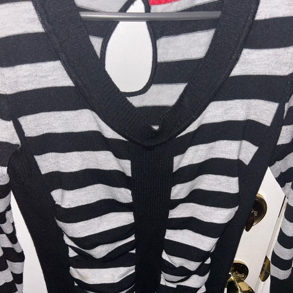 Black and White flattering top-Small - Picture 3 of 4